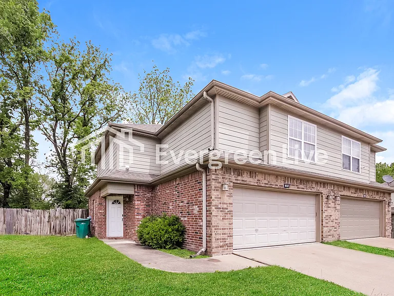 832 Oakwood Ct — Photo 2