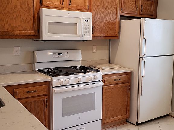 There is a 5th burner for the middle griddle pan.