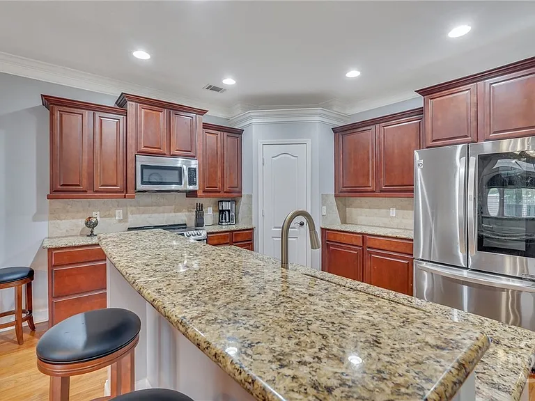 124 Ventura Pl — Photo 8
