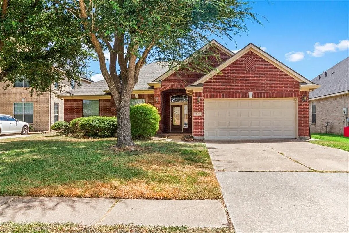 4 bed, 2.0 bath, 2494 sqft, $2,200 — Photo 1