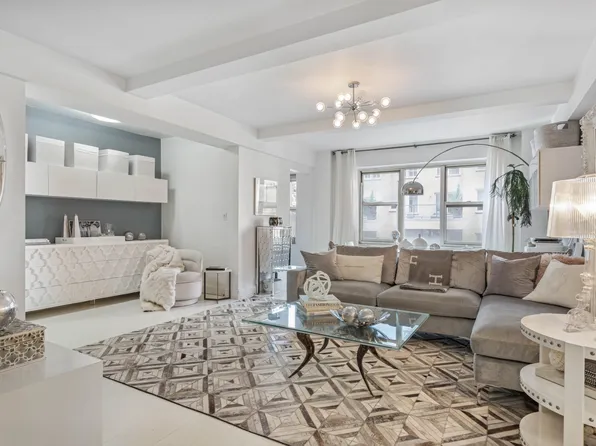 400 East 52nd Street image 3 of 8