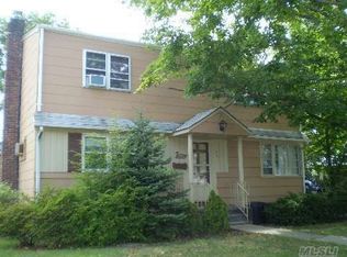 214 Hillcrest Dr, Seaford, NY 11783