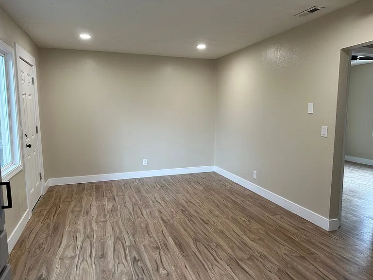 227 E Louise Ave — Photo 11