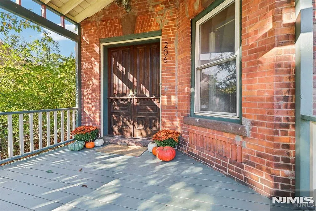 4 bed, 2364 sqft, $5,500 — Photo 3