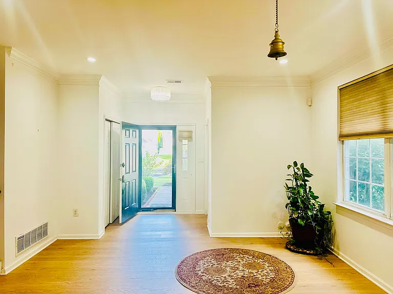 33 Brownstone Rd — Photo 4