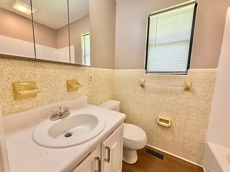 916 Brentwood Dr — Photo 10