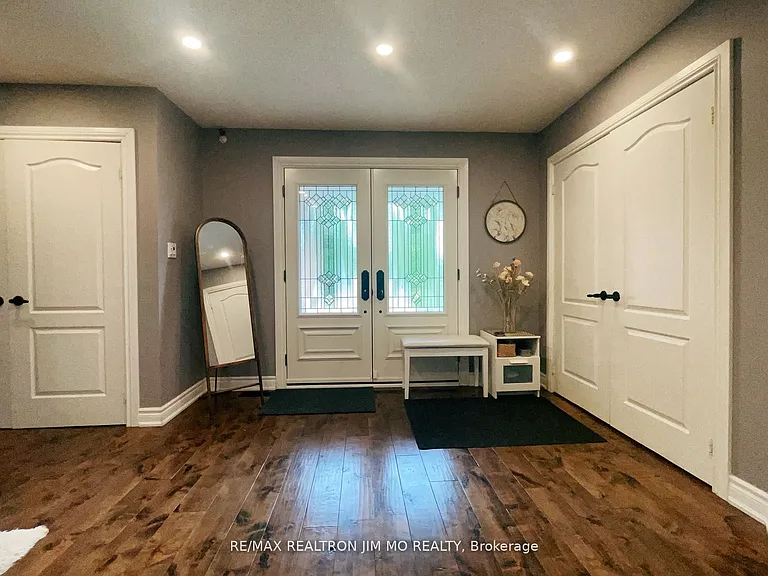 60 Silverbirch Pl — Photo 3