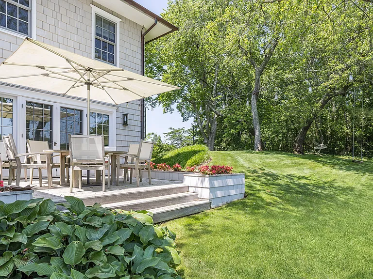 17 Apaquogue Rd — Photo 8