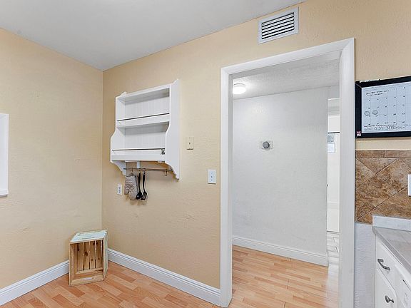 4th image of 5120 SW 40th Avenue #20A