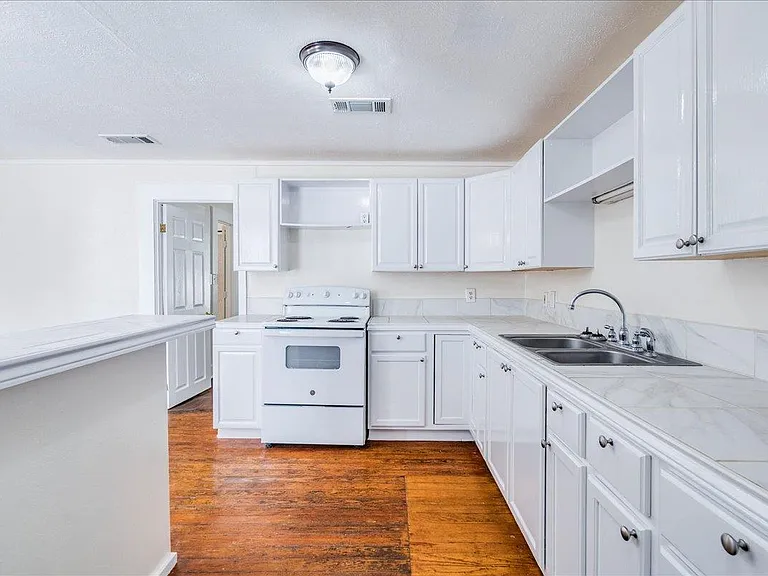 208 W Lockhart St — Photo 9