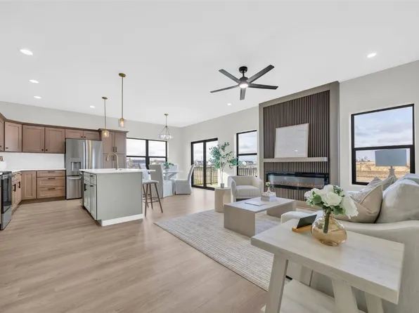 827 Indigo Dr, Palo, IA 52324