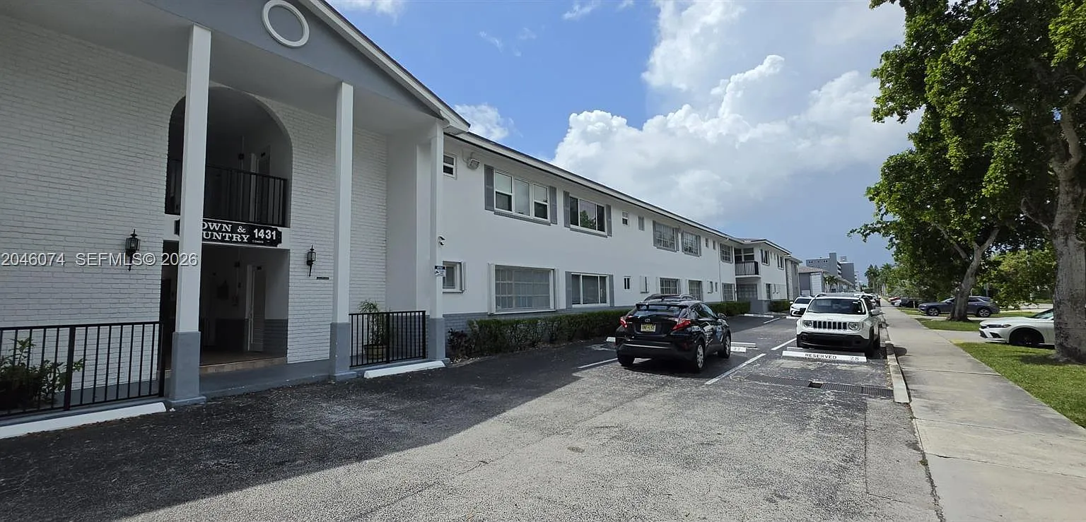 Town & Country Apts Condo — Photo 3