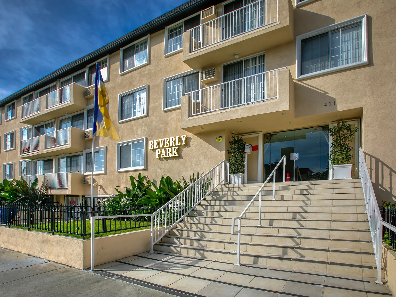 Beverly Heliotrope Towers — Photo 1