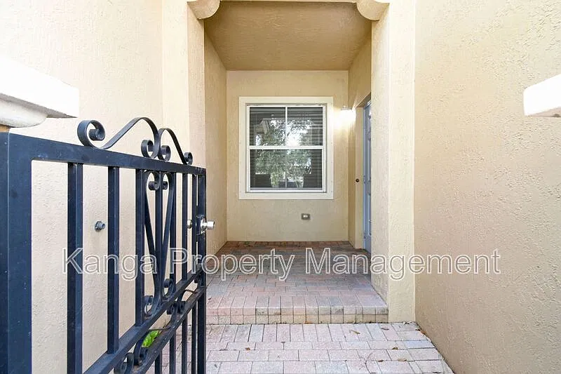3 bed, 2.5 bath, 1607 sqft, $2,400 — Photo 4