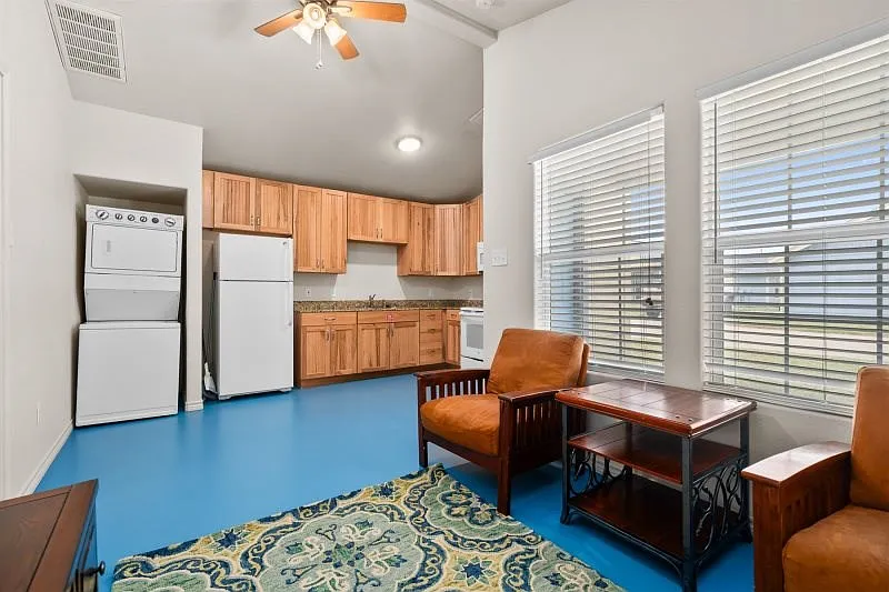 1 bed, 1.0 bath, 500 sqft, $1,300 — Photo 4