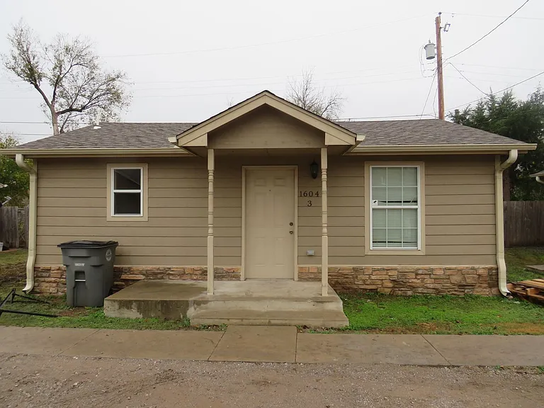 1604 NW Lindy Ave — Photo 2