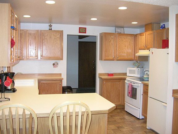 Lrg Kitchen w/breakfast bar