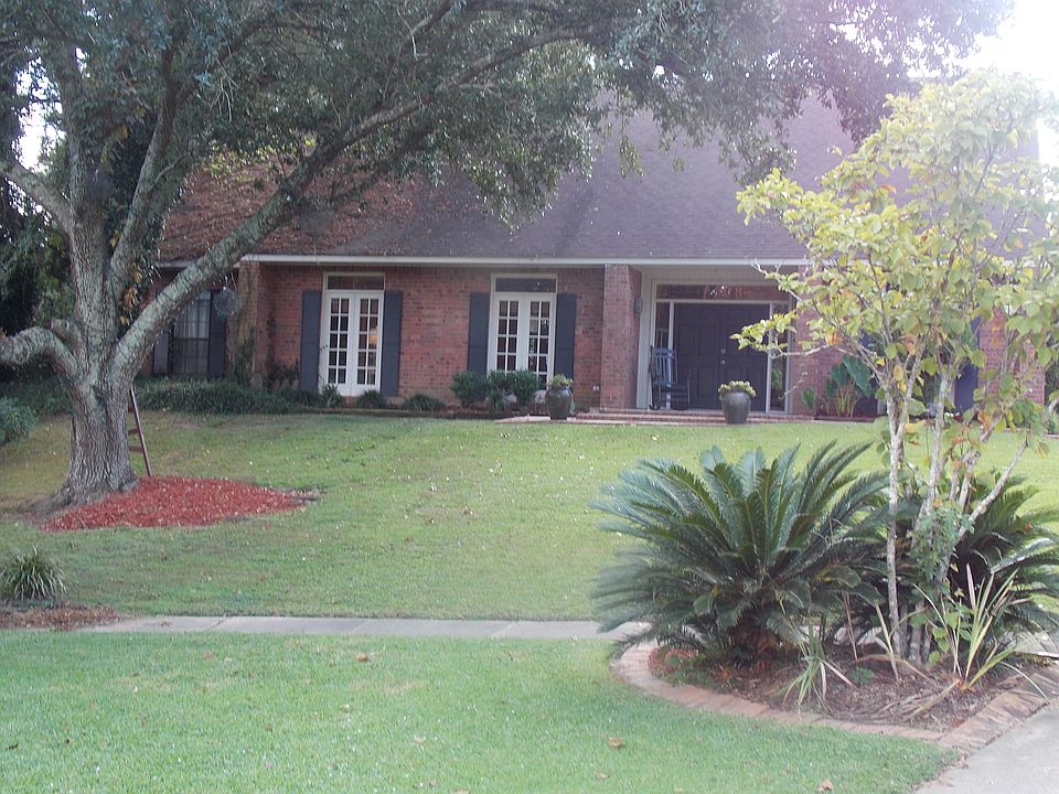 house view from sidewalk