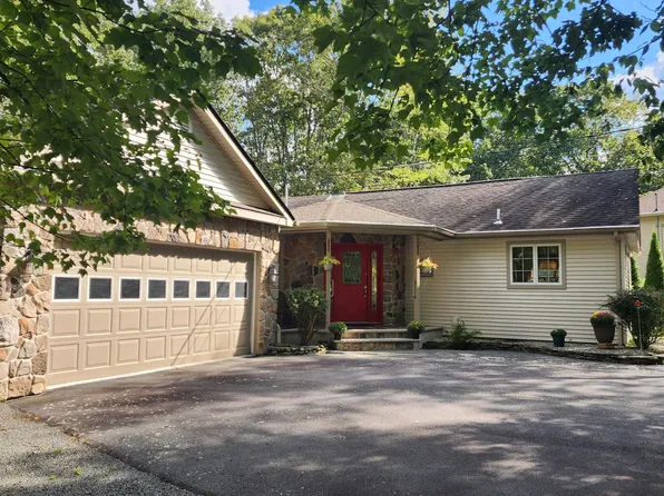 128 Saddlebrook Ln, Hawley, PA 18428