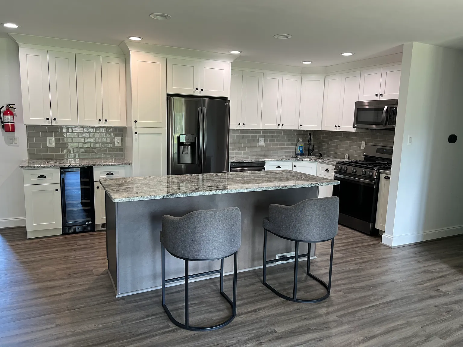 2 bed, 1072 sqft, $2,100 — Photo 2
