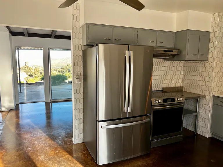 transition from Livingroom to kitchen