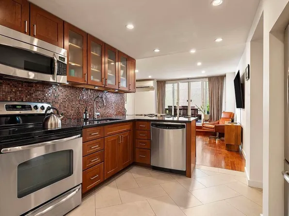 105 East 19th Street image 4 of 10