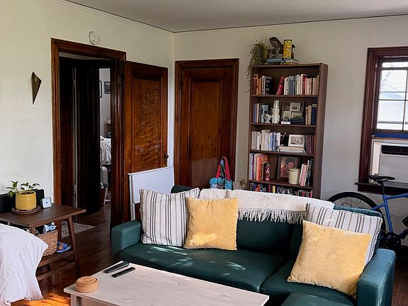 3rd image of 2611 Belmont Blvd #4