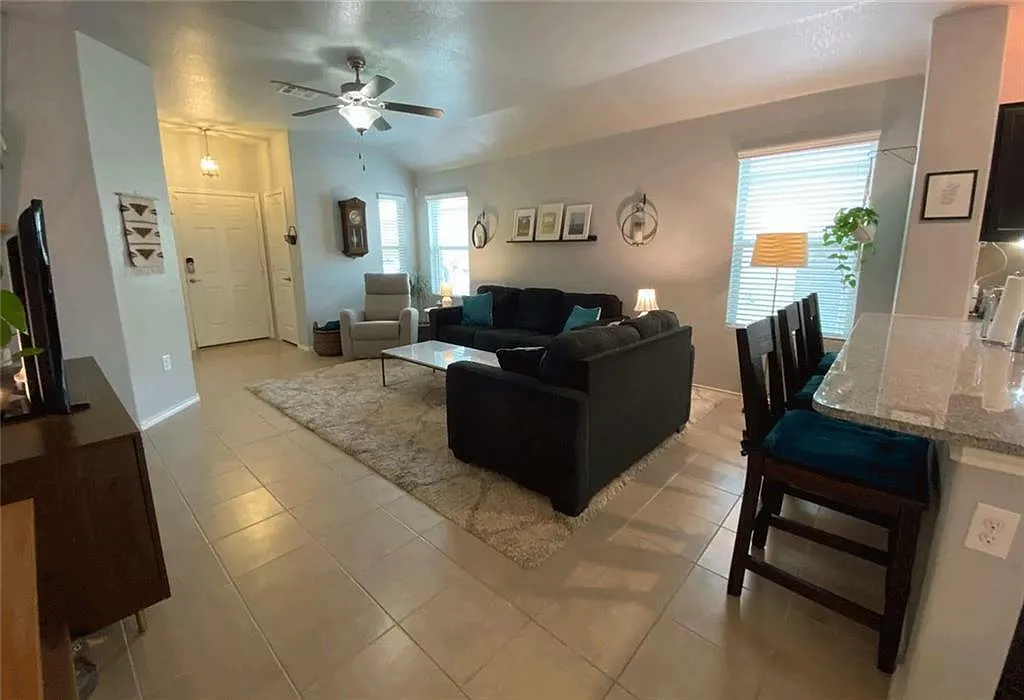 3 bed, 2.0 bath, 1463 sqft, $2,095 — Photo 3