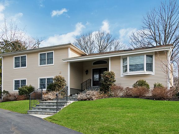 3rd image of 128 Stonewall Ct