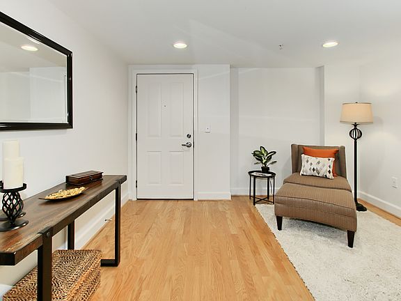 3rd image of 1205 N Garfield St APT 601