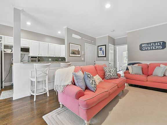 4th image of 253 Gold St #2