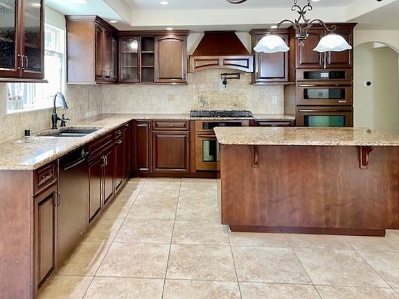 4th image of 1312 Milton Pl