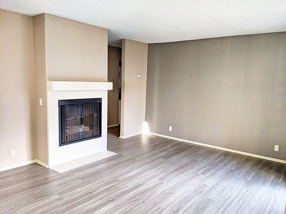 Cozy gas fireplace with mantle in living room