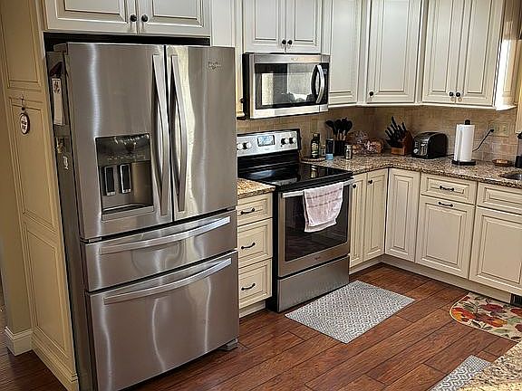 5th image of 522 Snowglen Dr