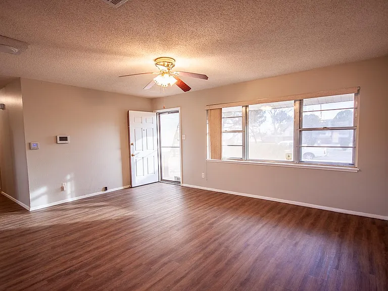 2040 Gerry Dr — Photo 2
