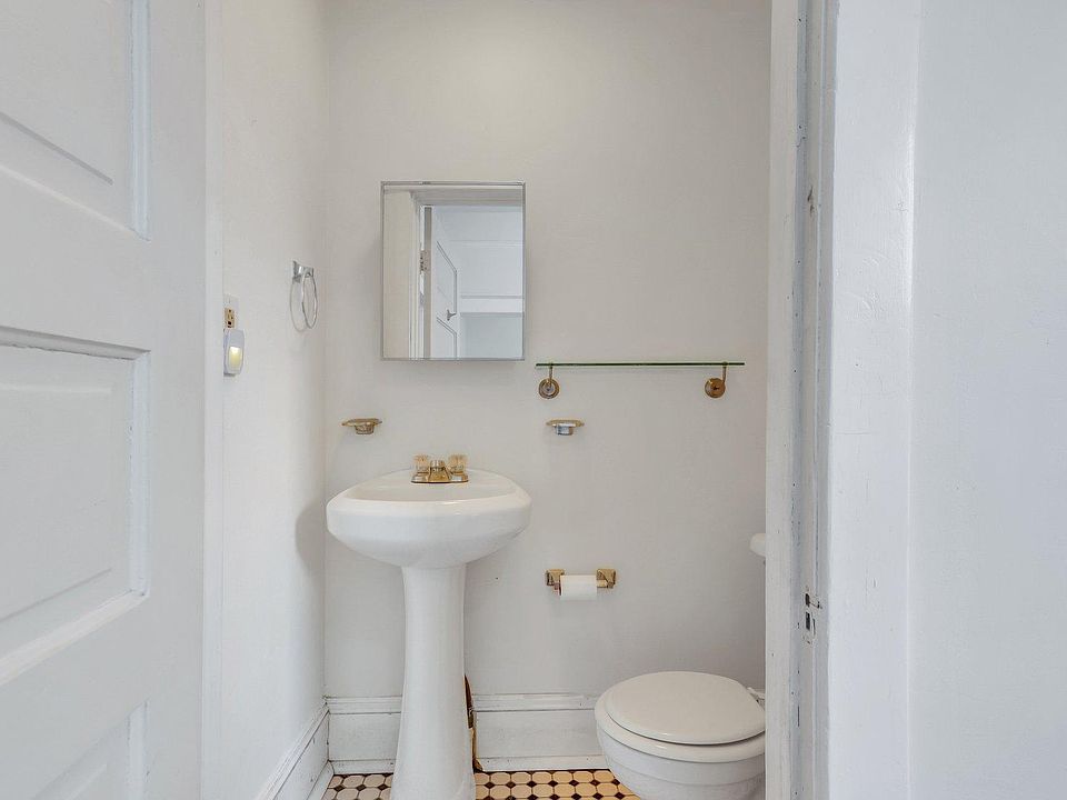Powder bath off of bonus room