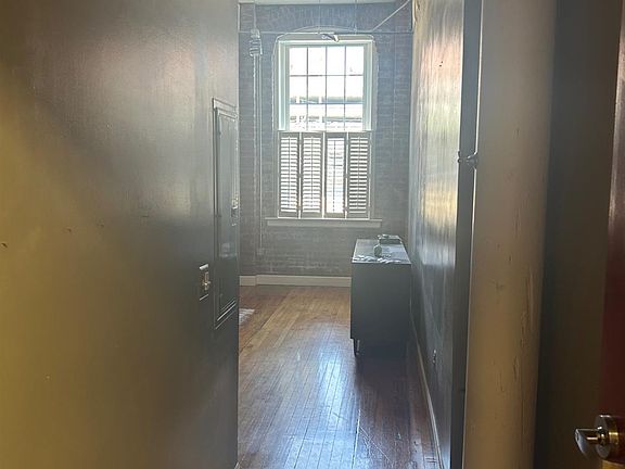 4th image of 901 Jefferson St