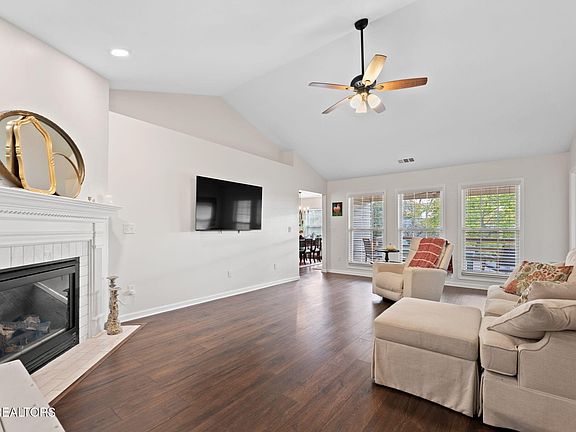 4th image of 271 Eaton Village Trce