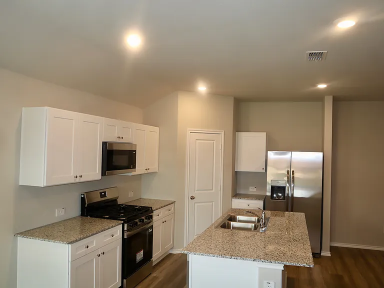 5552 Rollins Dr — Photo 3