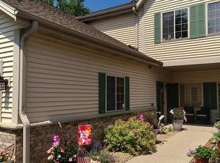 2050 Pine Ridge Ct UNIT D, Grafton, WI 53024