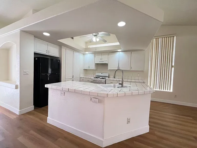 8704 Autumn Valley Ave — Photo 6