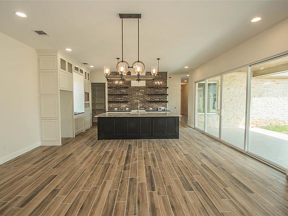 3rd image of 2405 Vineyard Dr
