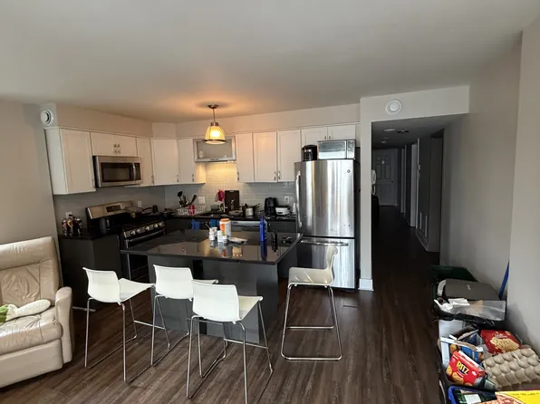 59 Concord St N #3-R4, Ottawa, ON K1S 0Y5