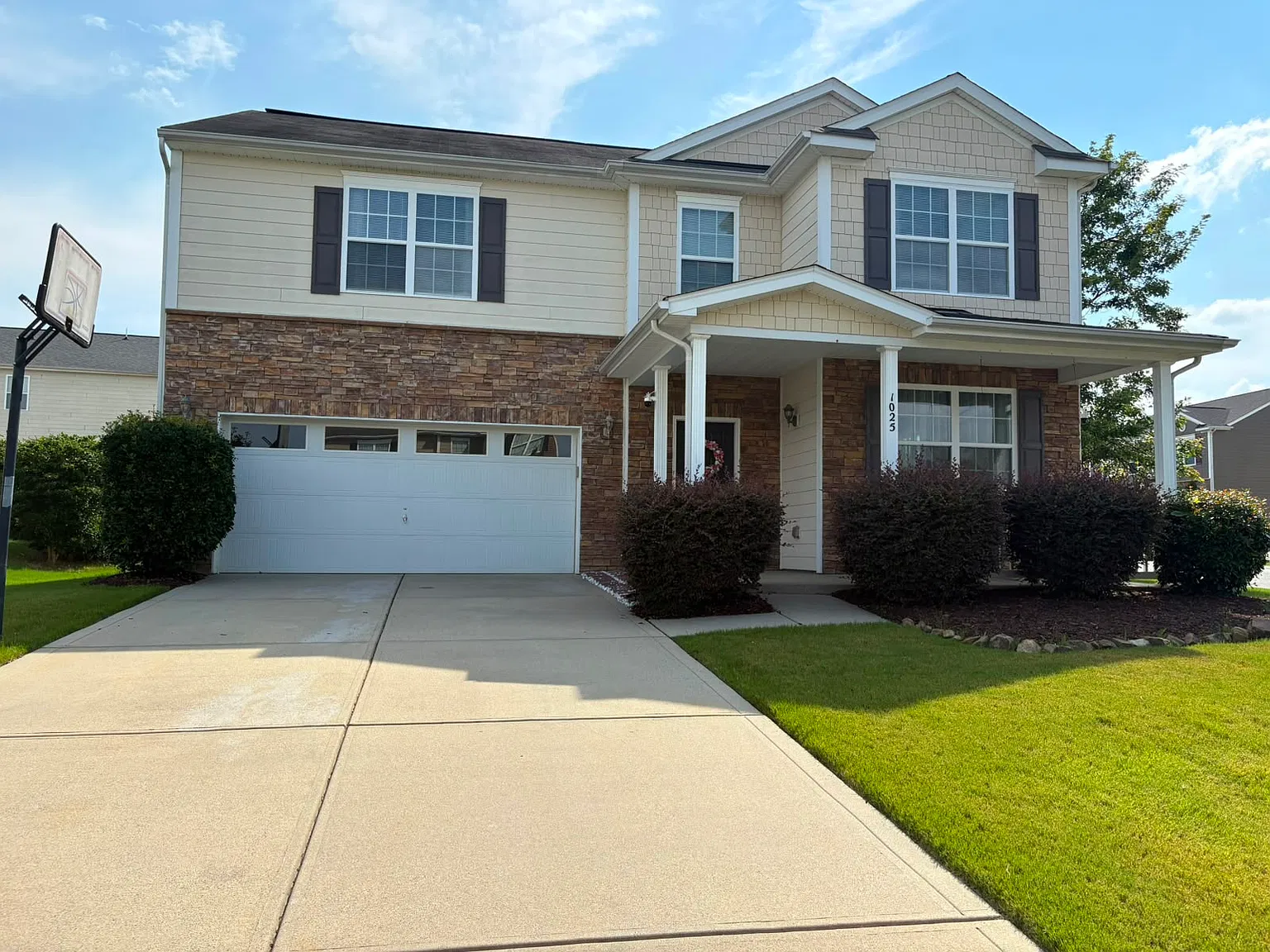 4 bed, 2.5 bath, 2560 sqft, $3,990 — Photo 1
