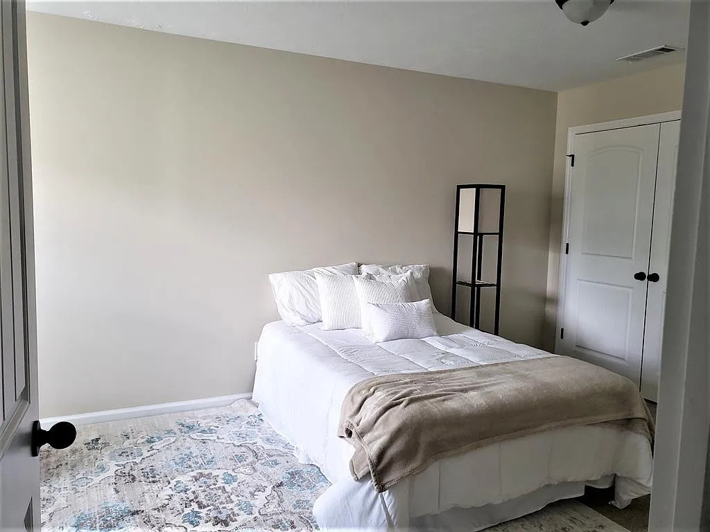 214 Hazelwood Ct — Photo 3