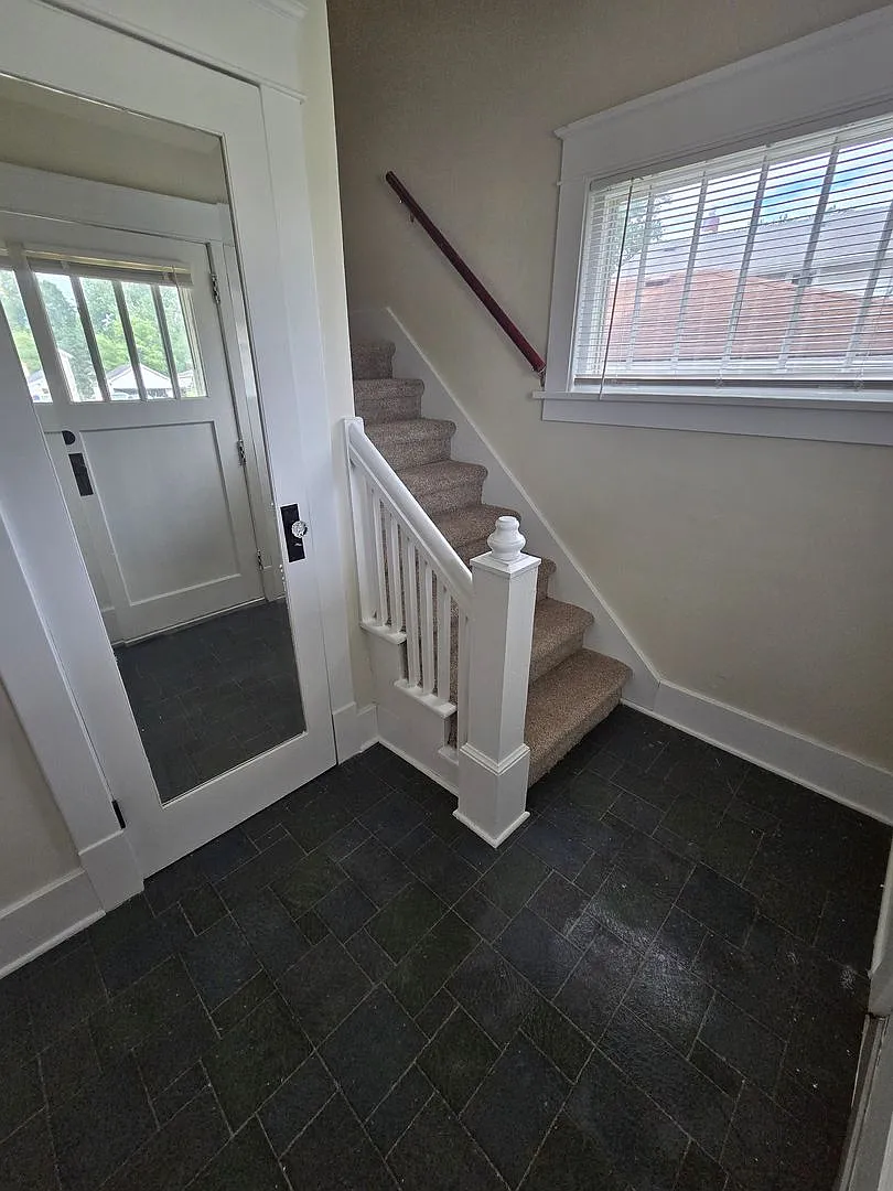 1109 Dousman St — Photo 4