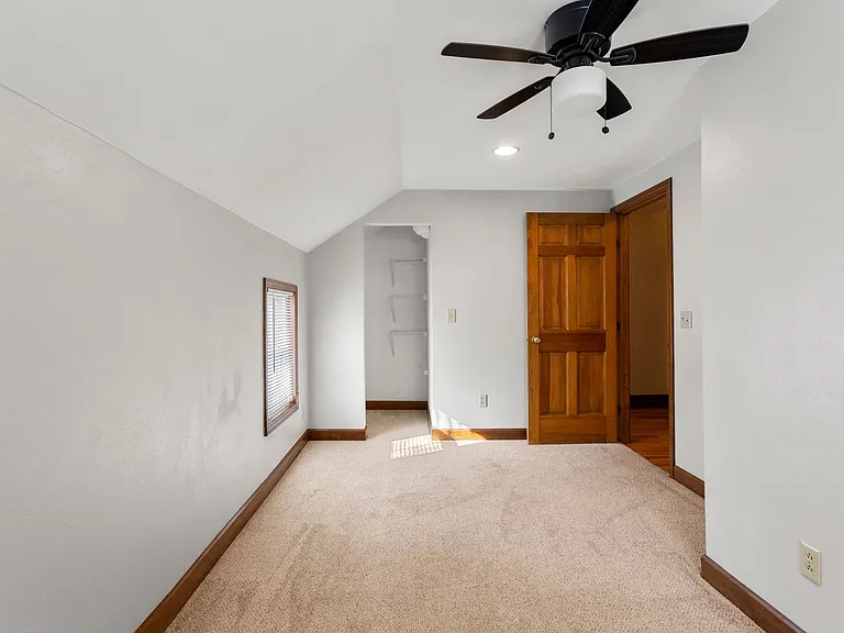 820 W 4th St — Photo 12