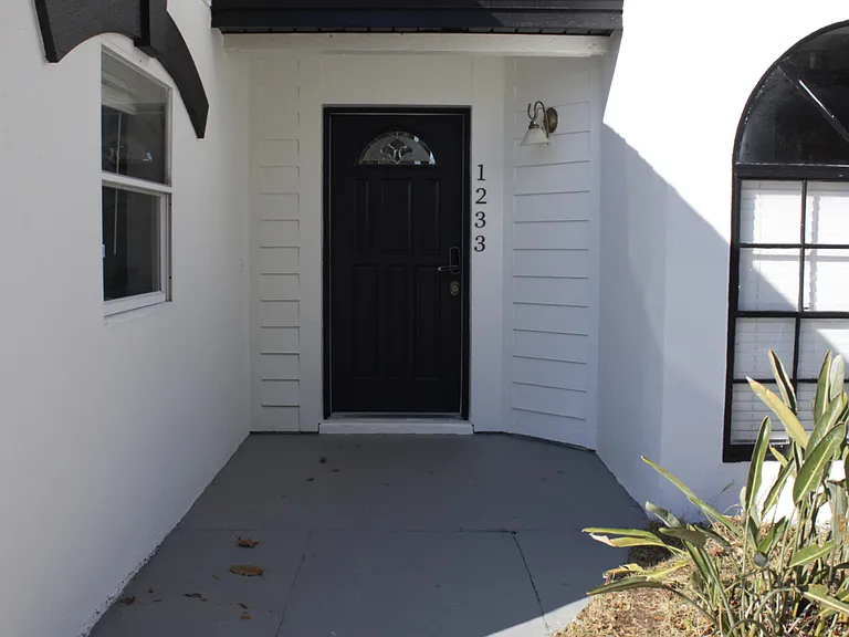 1233 Crossfield Dr — Photo 2