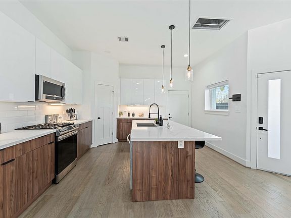 5th image of 3034 Gray St #B