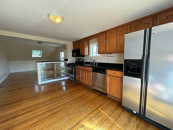 3rd image of 7 Clyde St #2